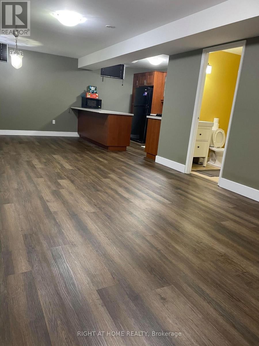 












2031 OXFORD AVENUE W

,
Oakville (RO River Oaks),




Ontario
L6H7A6

