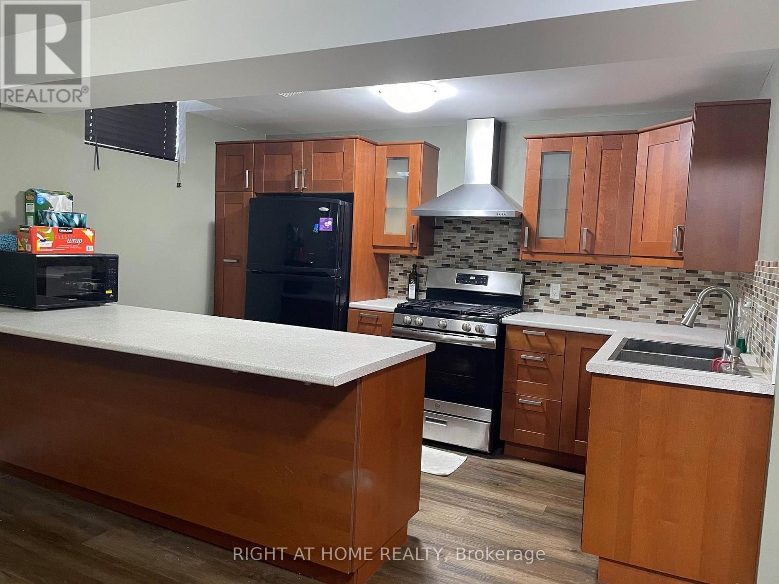












2031 OXFORD AVENUE W

,
Oakville (RO River Oaks),




Ontario
L6H7A6

