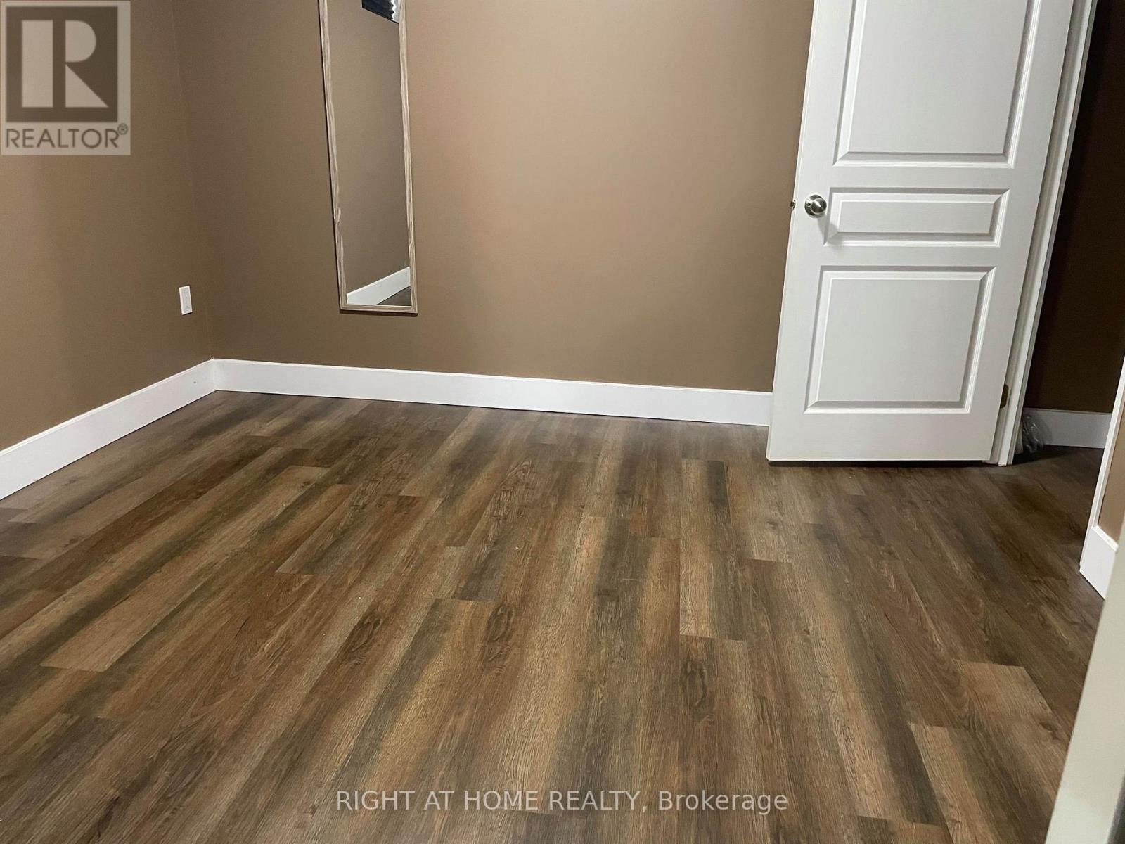 












2031 OXFORD AVENUE W

,
Oakville (RO River Oaks),




Ontario
L6H7A6

