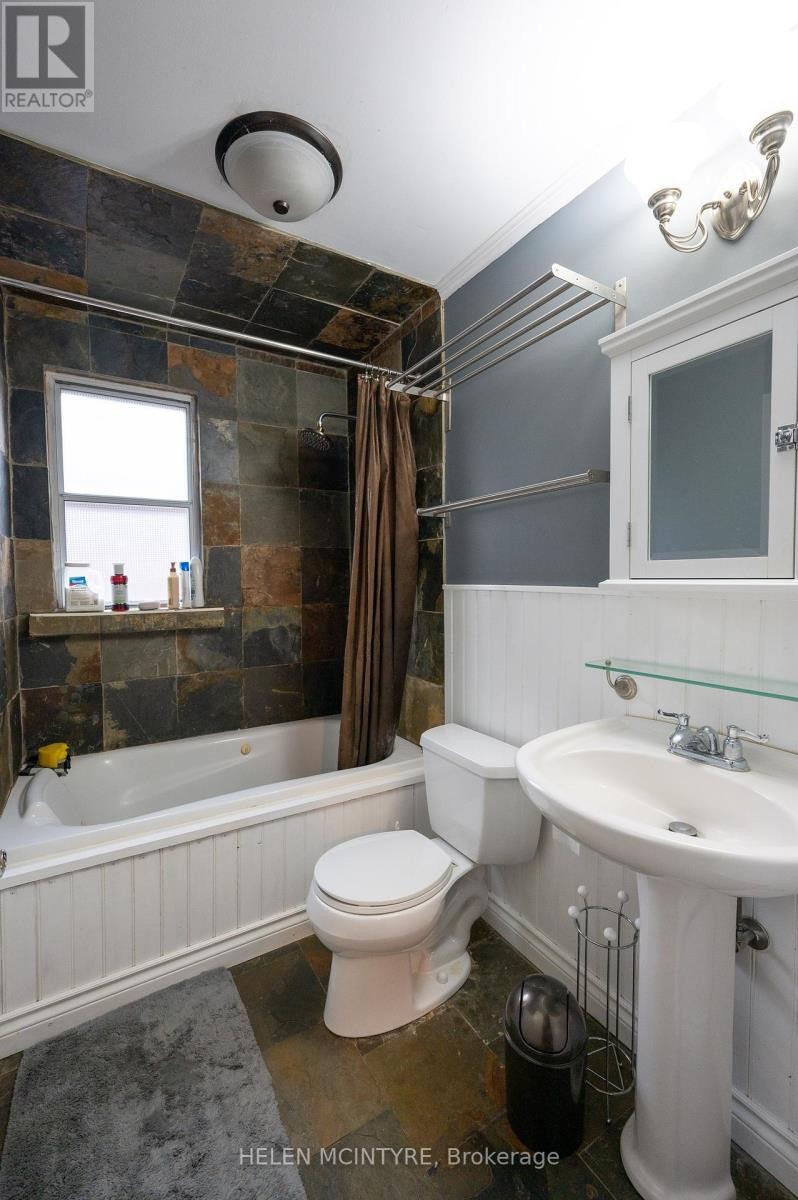












34 DUNNING CRESCENT

,
Toronto (Alderwood),




Ontario
M8W4S8

