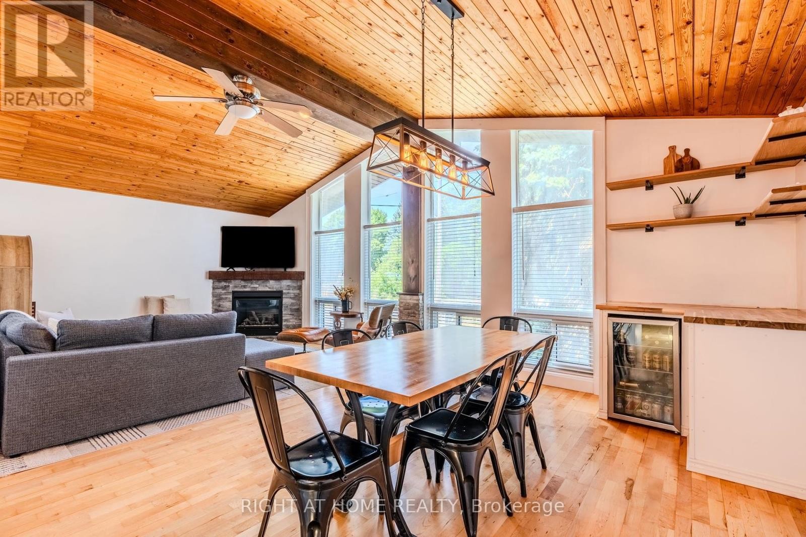 












2 PRINCE CHARLES DRIVE

,
Halton Hills (Georgetown),




Ontario
L7G3T7

