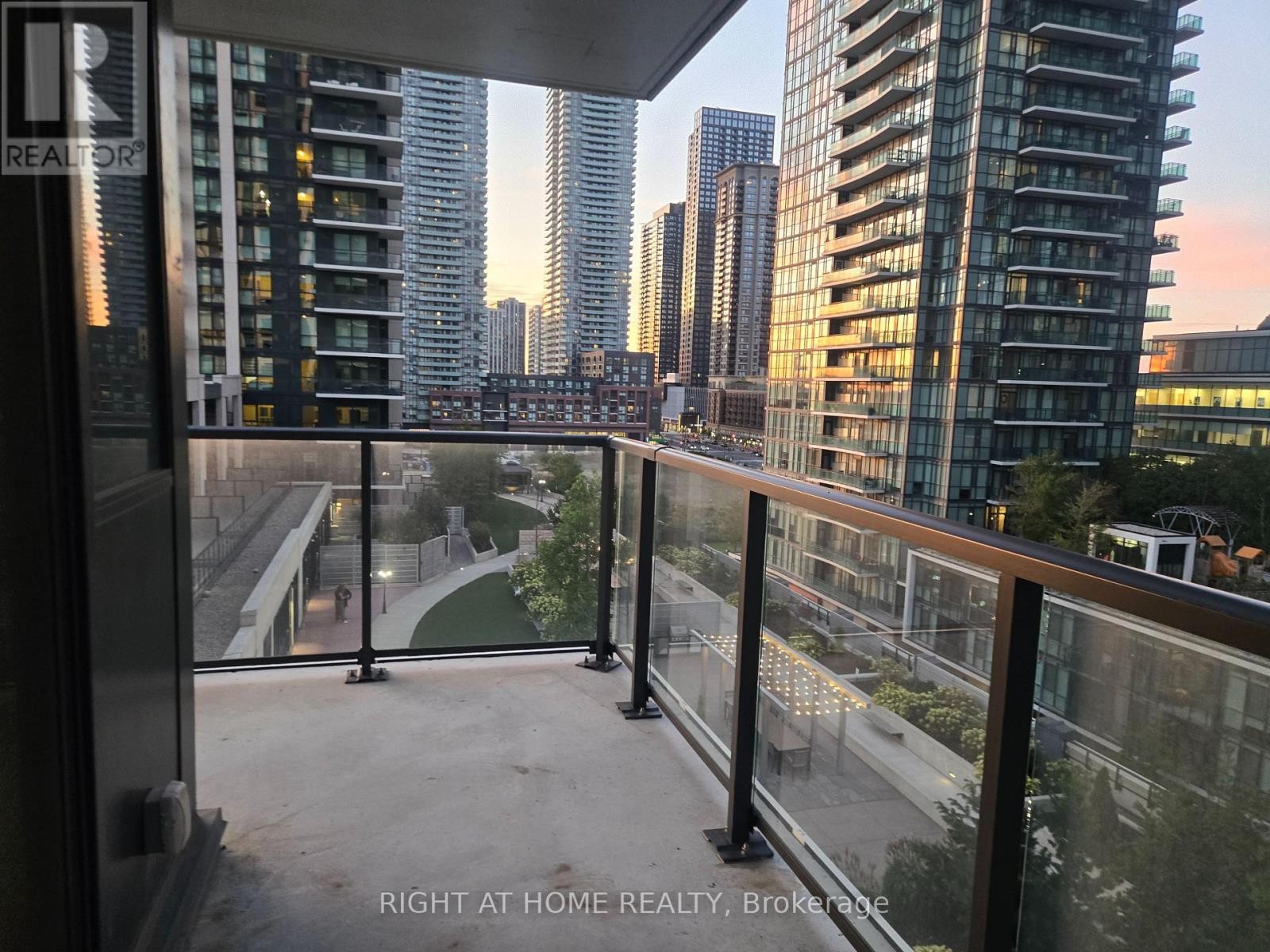 












815 - 4055 PARKSIDE VILLAGE DRIVE

,
Mississauga (Creditview),




Ontario
L5B0K8

