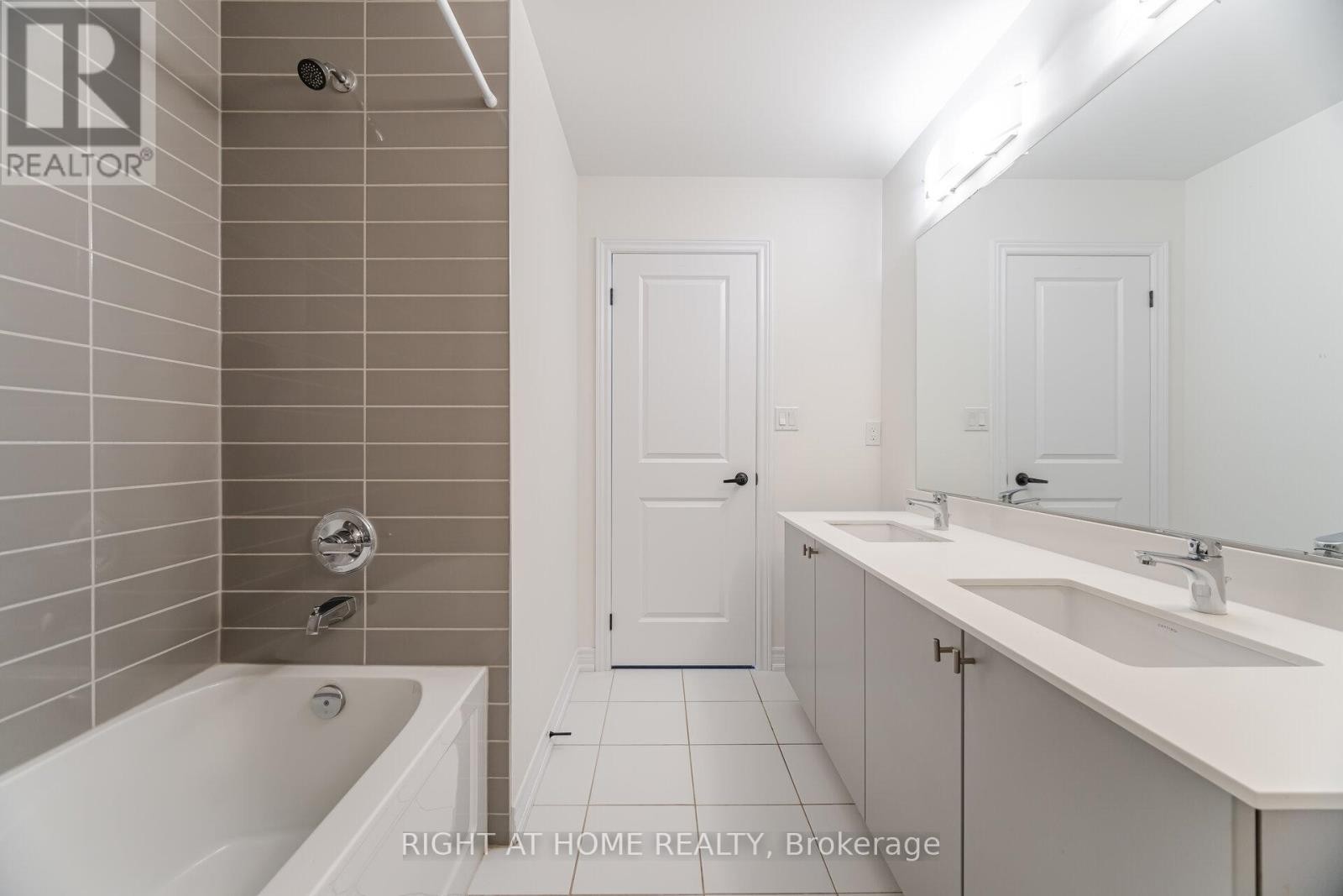 












1323 CHEE CHEE LANDING

,
Milton (FO Ford),




Ontario
L9E1L3


