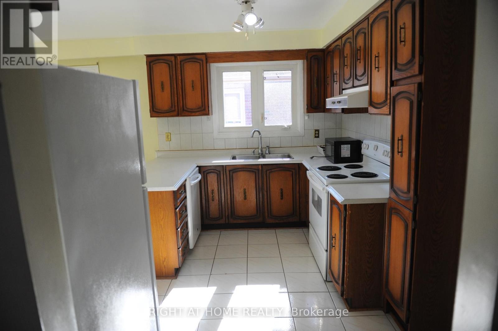 












UPPER - 1618 CORKSTONE GLADE

,
Mississauga (Rathwood),




Ontario
L4W2E7

