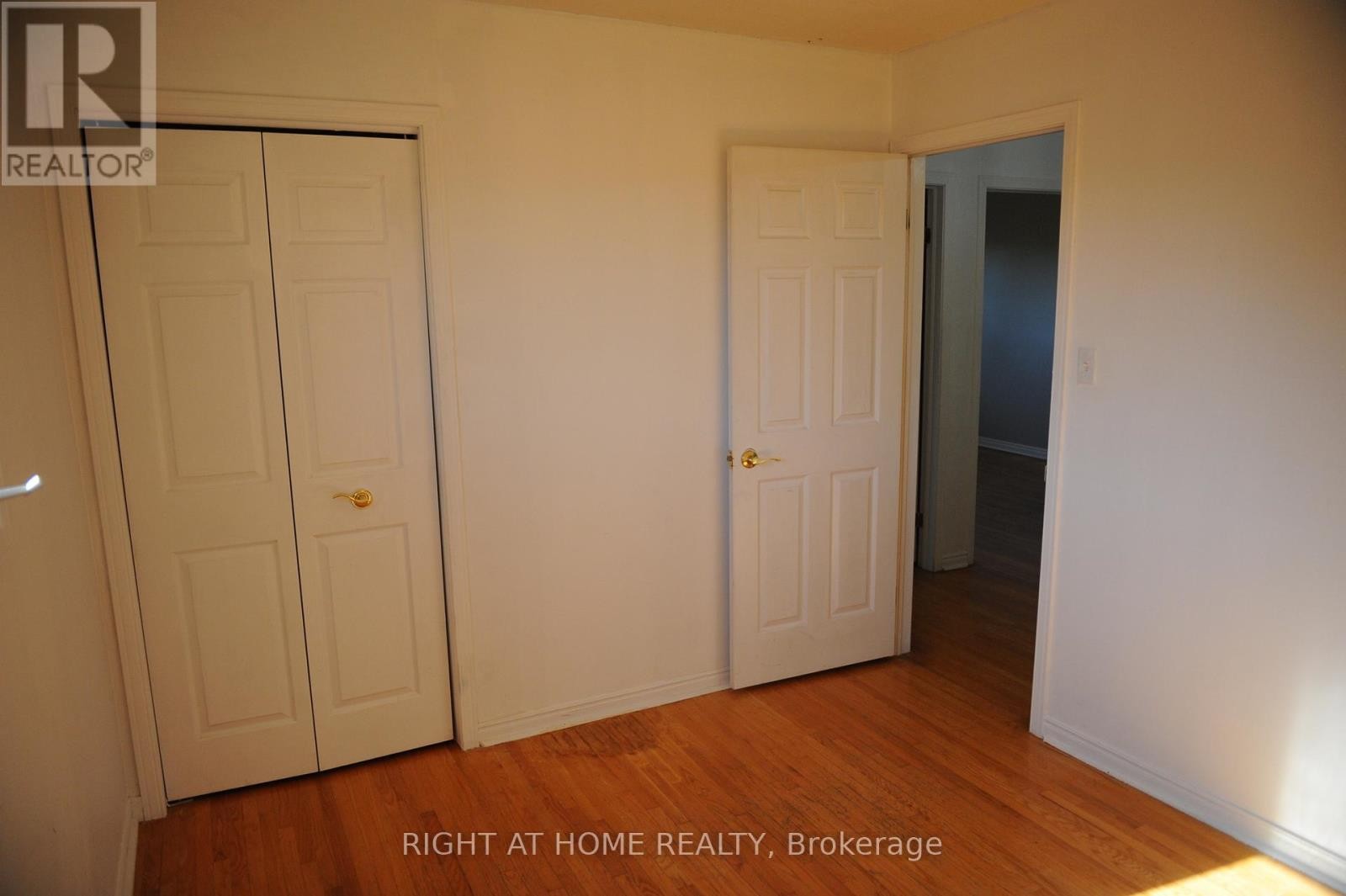












UPPER - 1618 CORKSTONE GLADE

,
Mississauga (Rathwood),




Ontario
L4W2E7

