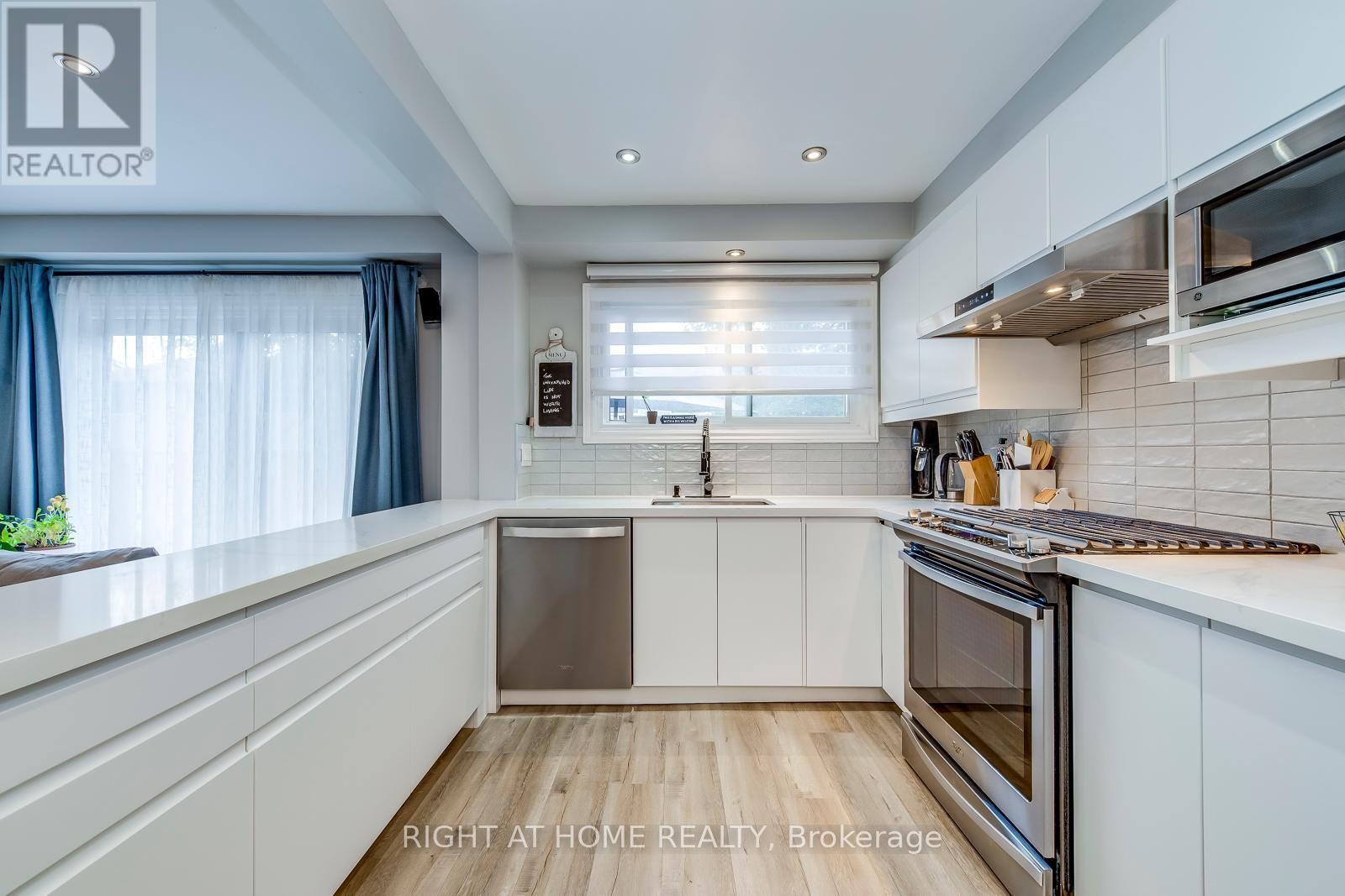 












132 ASHTON CRESCENT

,
Brampton (Central Park),




Ontario
L6S3J9


