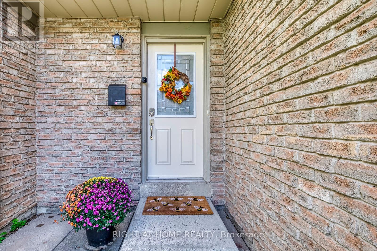 












132 ASHTON CRESCENT

,
Brampton (Central Park),




Ontario
L6S3J9

