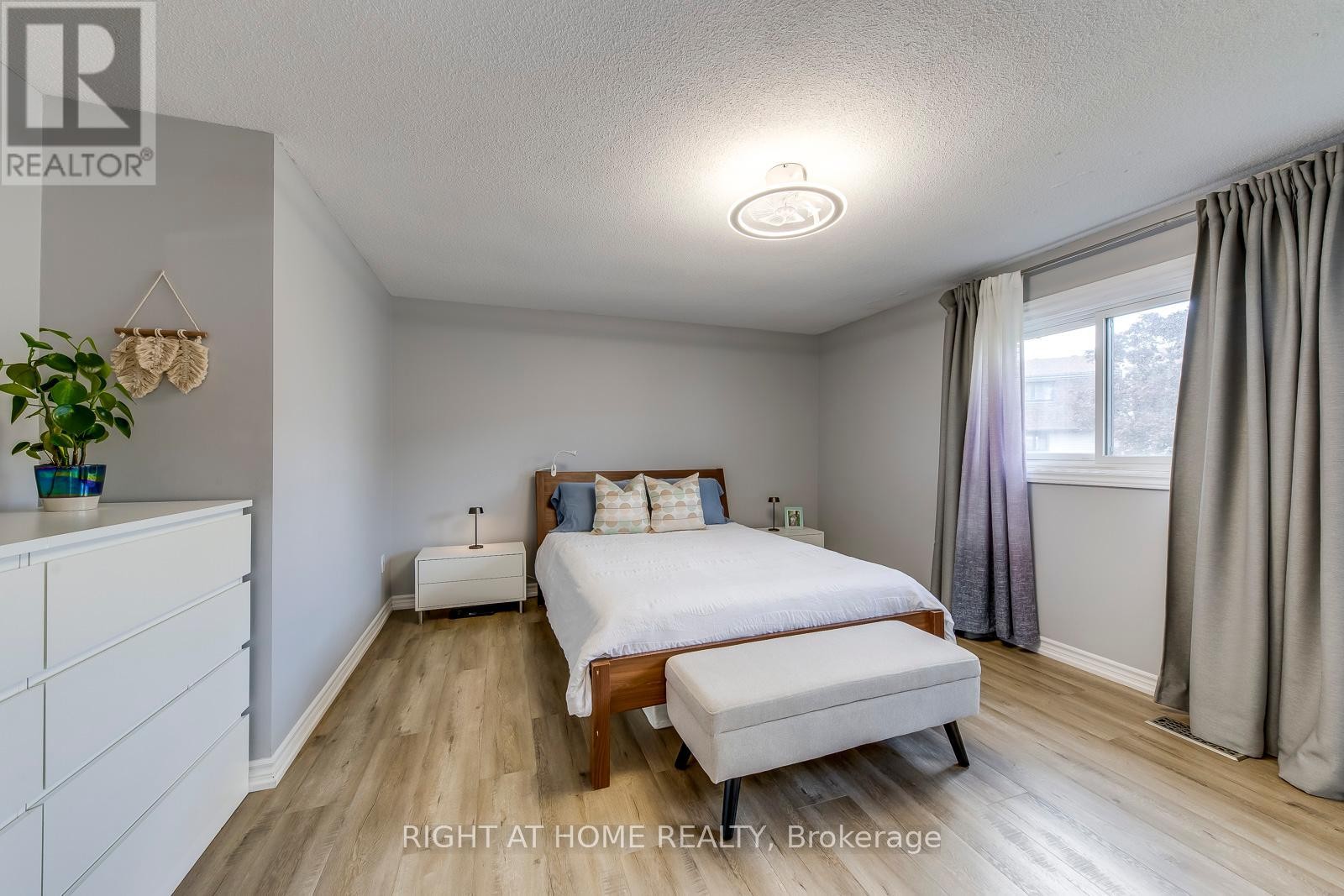 












132 ASHTON CRESCENT

,
Brampton (Central Park),




Ontario
L6S3J9

