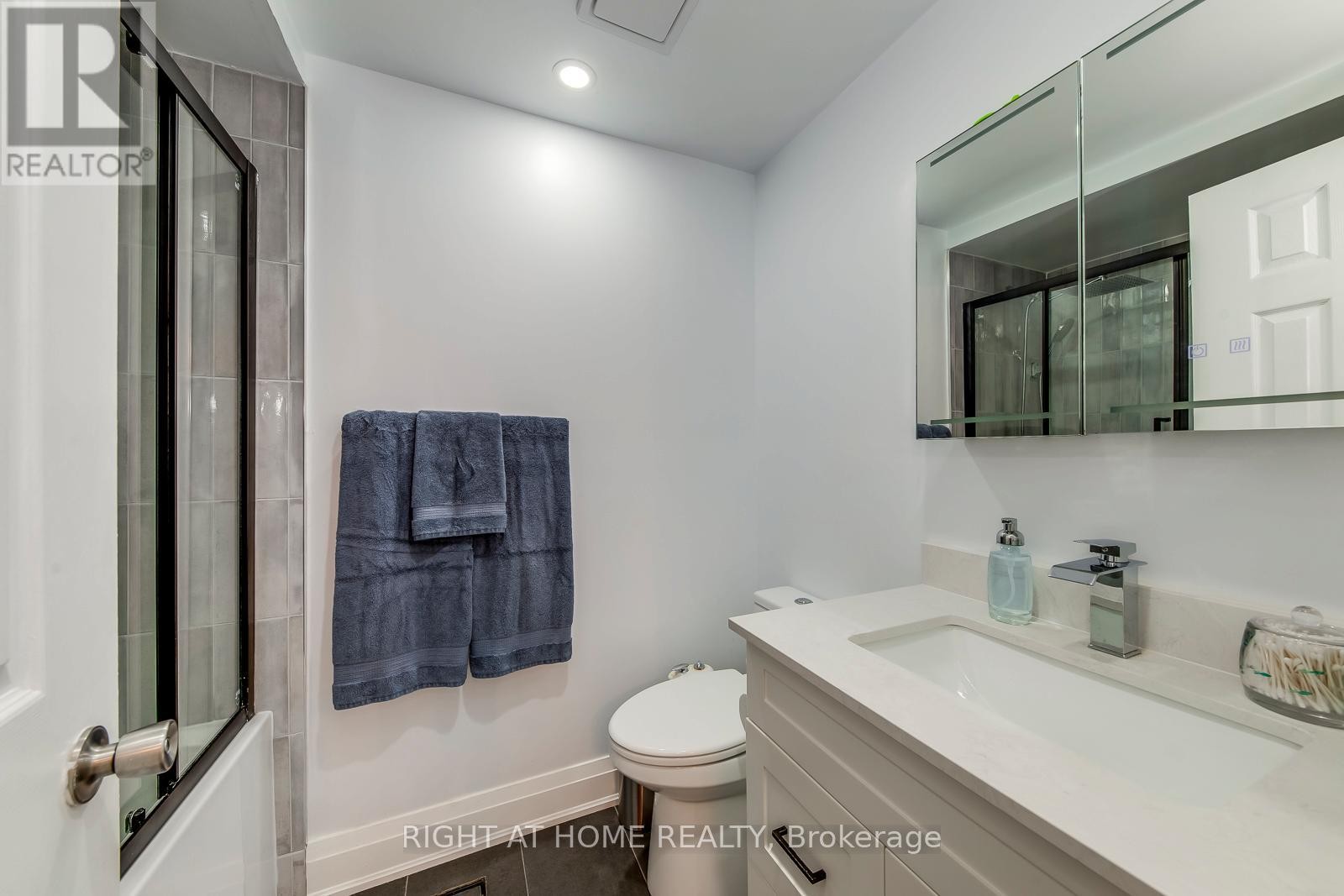 












132 ASHTON CRESCENT

,
Brampton (Central Park),




Ontario
L6S3J9


