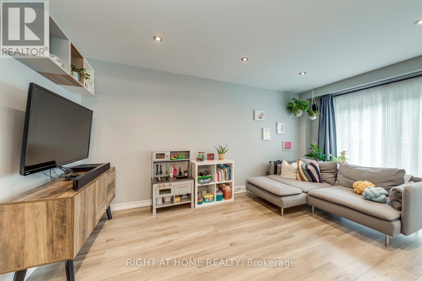 












132 ASHTON CRESCENT

,
Brampton (Central Park),




Ontario
L6S3J9

