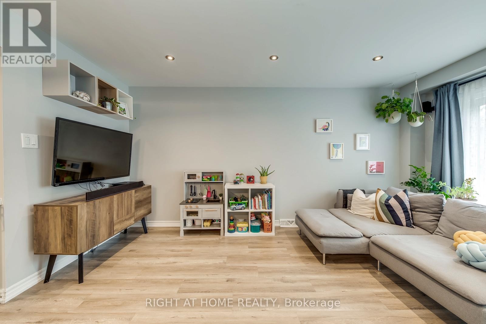 












132 ASHTON CRESCENT

,
Brampton (Central Park),




Ontario
L6S3J9

