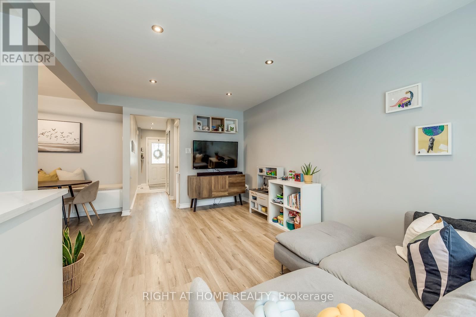 












132 ASHTON CRESCENT

,
Brampton (Central Park),




Ontario
L6S3J9

