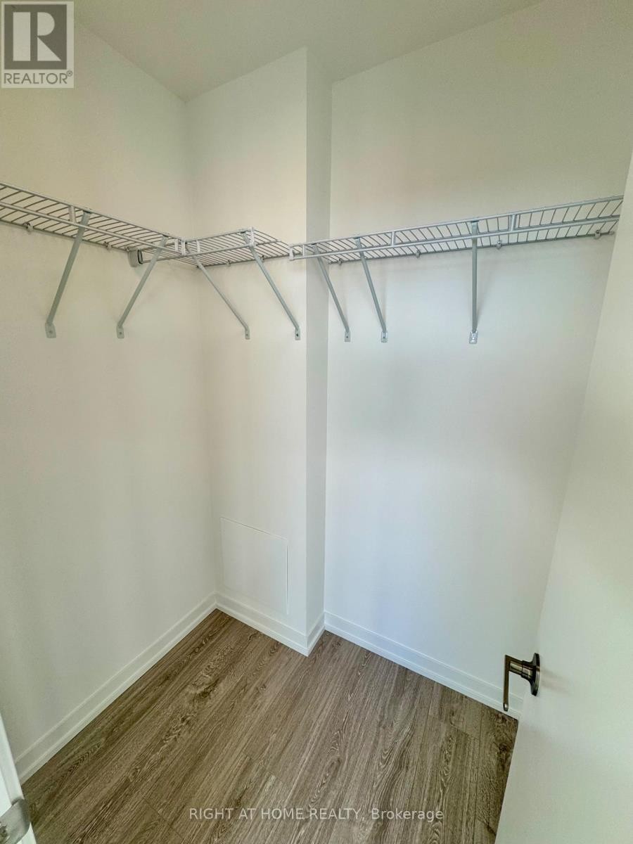 












1022 - 2485 EGLINTON AVE W AVENUE

,
Mississauga (Central Erin Mills),




Ontario
L5M2T1

