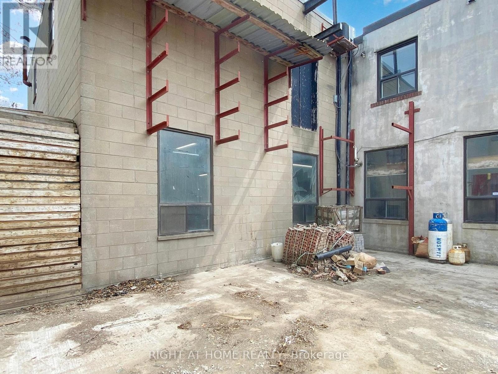 












48 HYDE AVENUE

,
Toronto (Keelesdale-Eglinton West),




Ontario
M6M1J4

