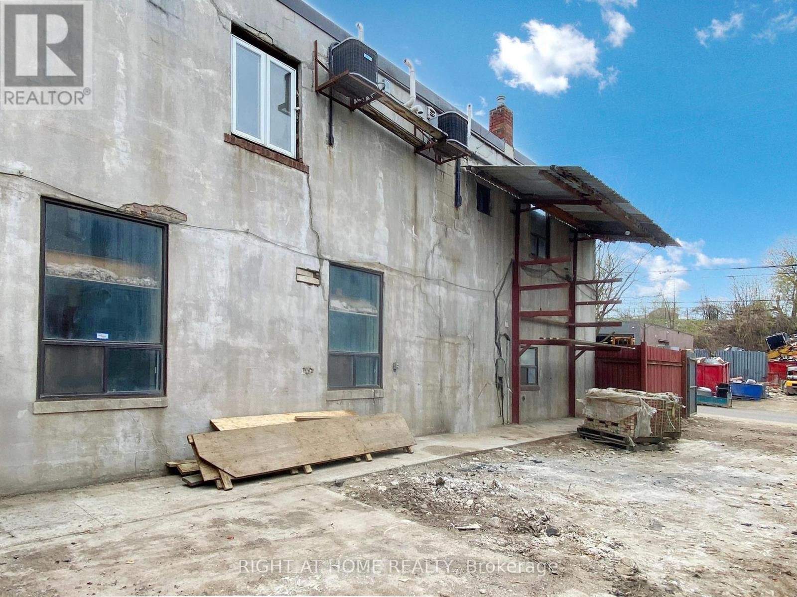 












48 HYDE AVENUE

,
Toronto (Keelesdale-Eglinton West),




Ontario
M6M1J4

