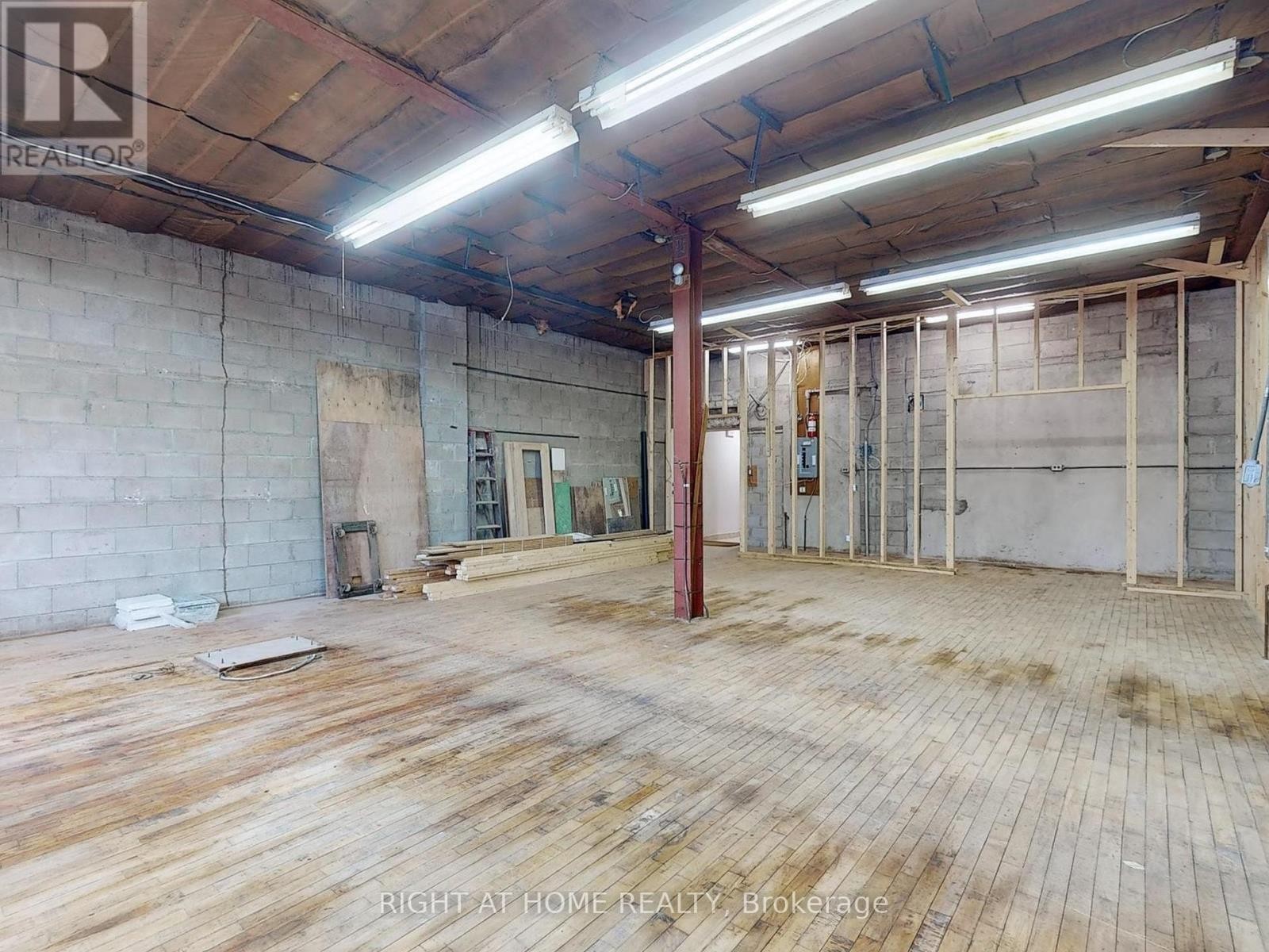 












48 HYDE AVENUE

,
Toronto (Keelesdale-Eglinton West),




Ontario
M6M1J4

