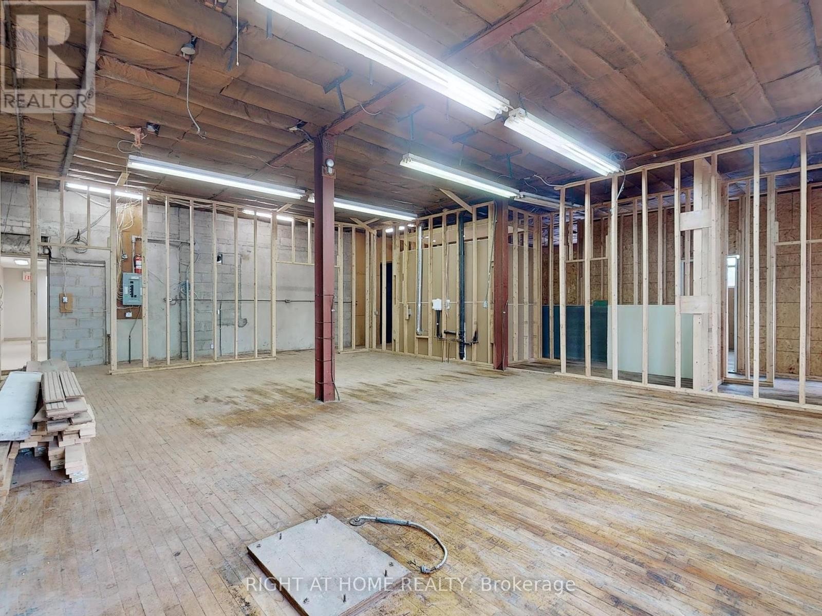 












48 HYDE AVENUE

,
Toronto (Keelesdale-Eglinton West),




Ontario
M6M1J4

