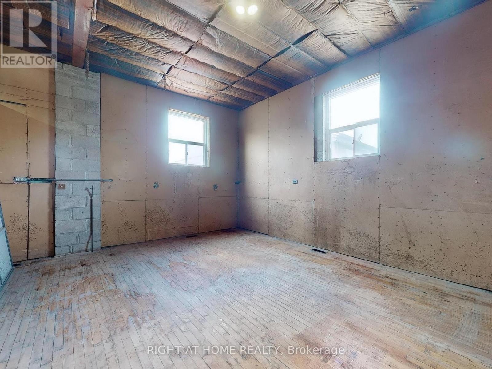 












48 HYDE AVENUE

,
Toronto (Keelesdale-Eglinton West),




Ontario
M6M1J4

