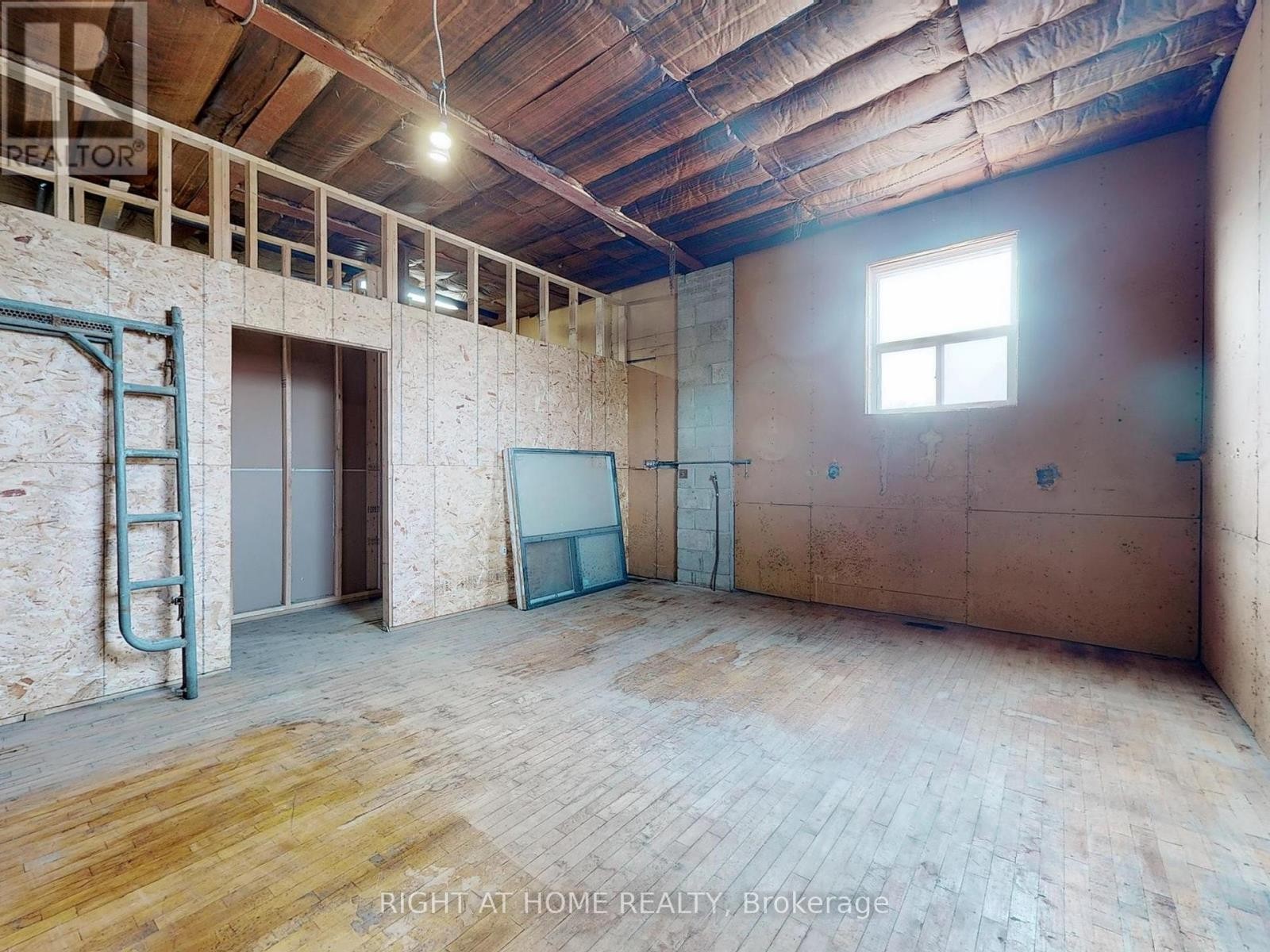 












48 HYDE AVENUE

,
Toronto (Keelesdale-Eglinton West),




Ontario
M6M1J4

