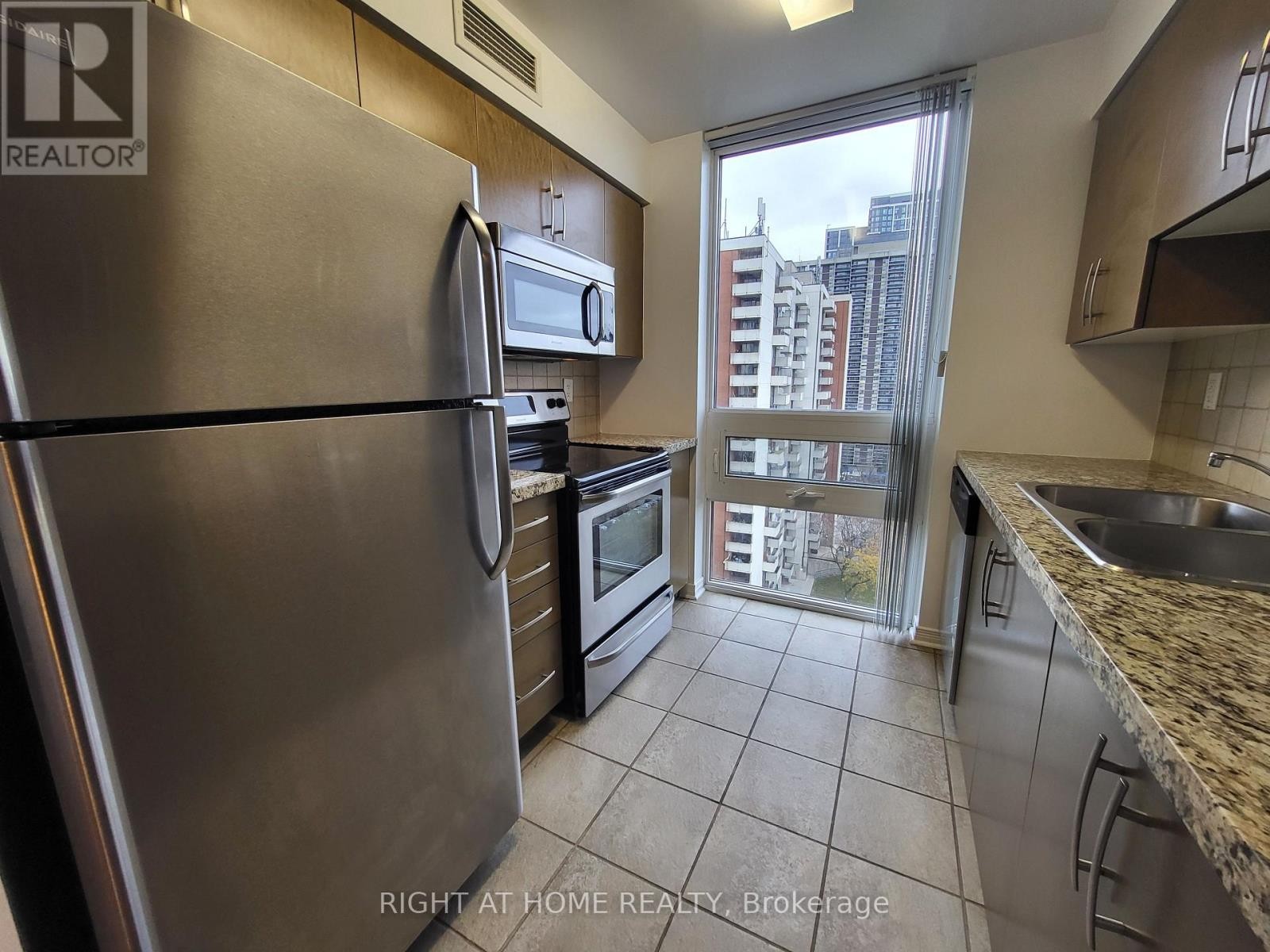 












1403 - 3 MICHAEL POWER PLACE

,
Toronto (Islington-City Centre West),




Ontario
M9A0A2

