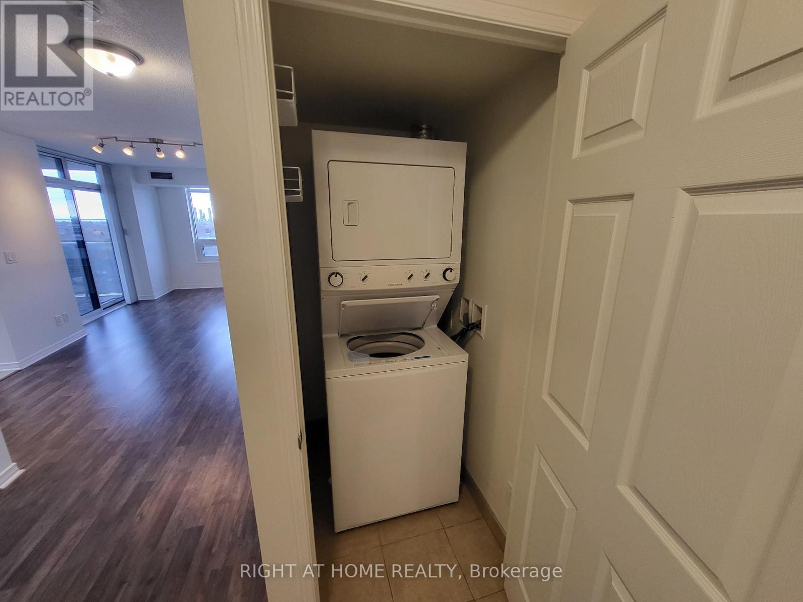 












1403 - 3 MICHAEL POWER PLACE

,
Toronto (Islington-City Centre West),




Ontario
M9A0A2

