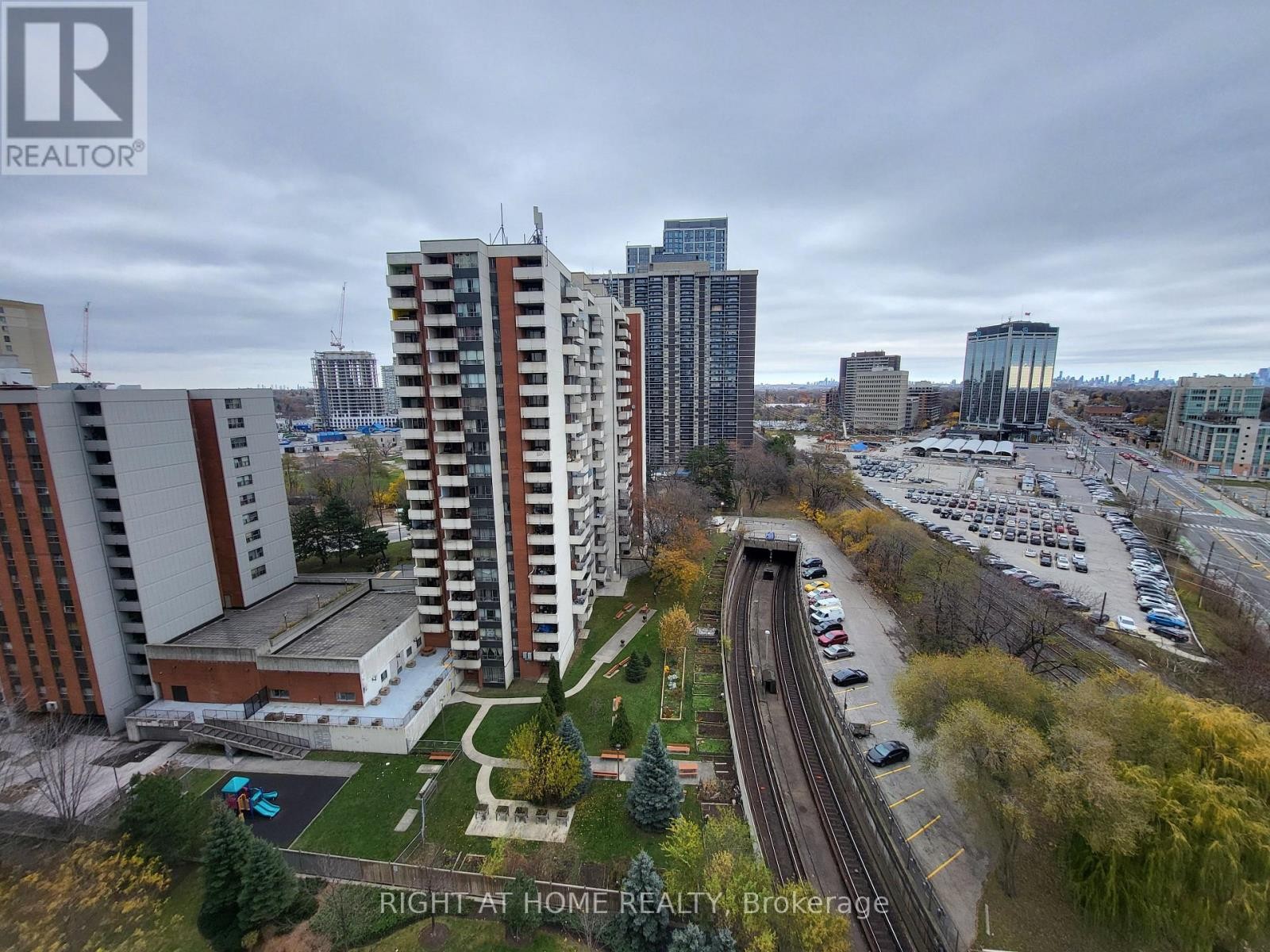 












1403 - 3 MICHAEL POWER PLACE

,
Toronto (Islington-City Centre West),




Ontario
M9A0A2


