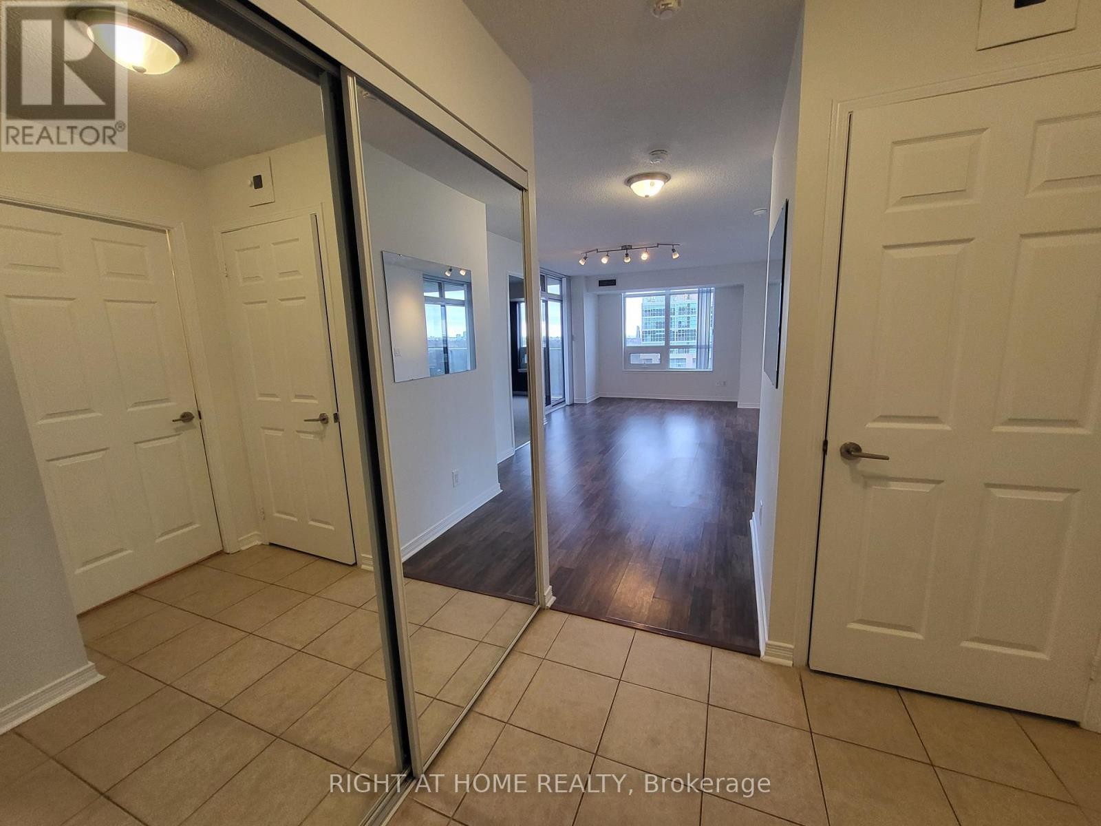 












1403 - 3 MICHAEL POWER PLACE

,
Toronto (Islington-City Centre West),




Ontario
M9A0A2

