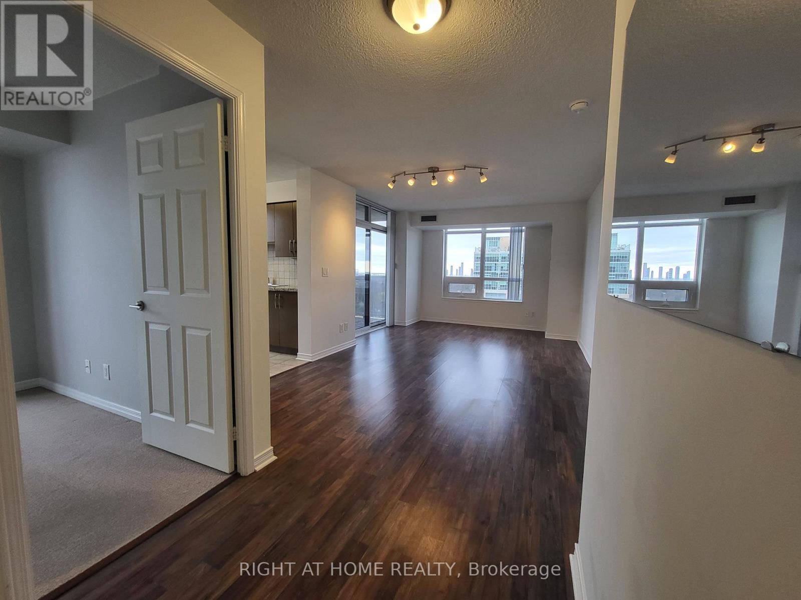 












1403 - 3 MICHAEL POWER PLACE

,
Toronto (Islington-City Centre West),




Ontario
M9A0A2

