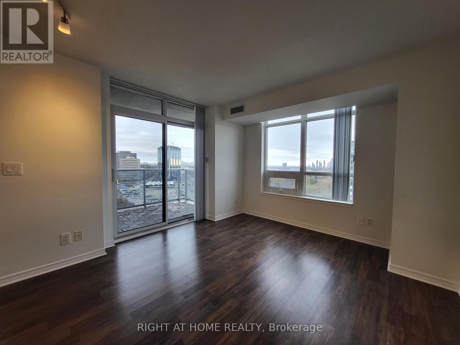 












1403 - 3 MICHAEL POWER PLACE

,
Toronto (Islington-City Centre West),




Ontario
M9A0A2

