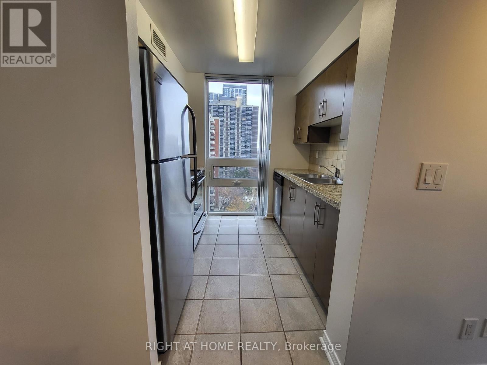 












1403 - 3 MICHAEL POWER PLACE

,
Toronto (Islington-City Centre West),




Ontario
M9A0A2

