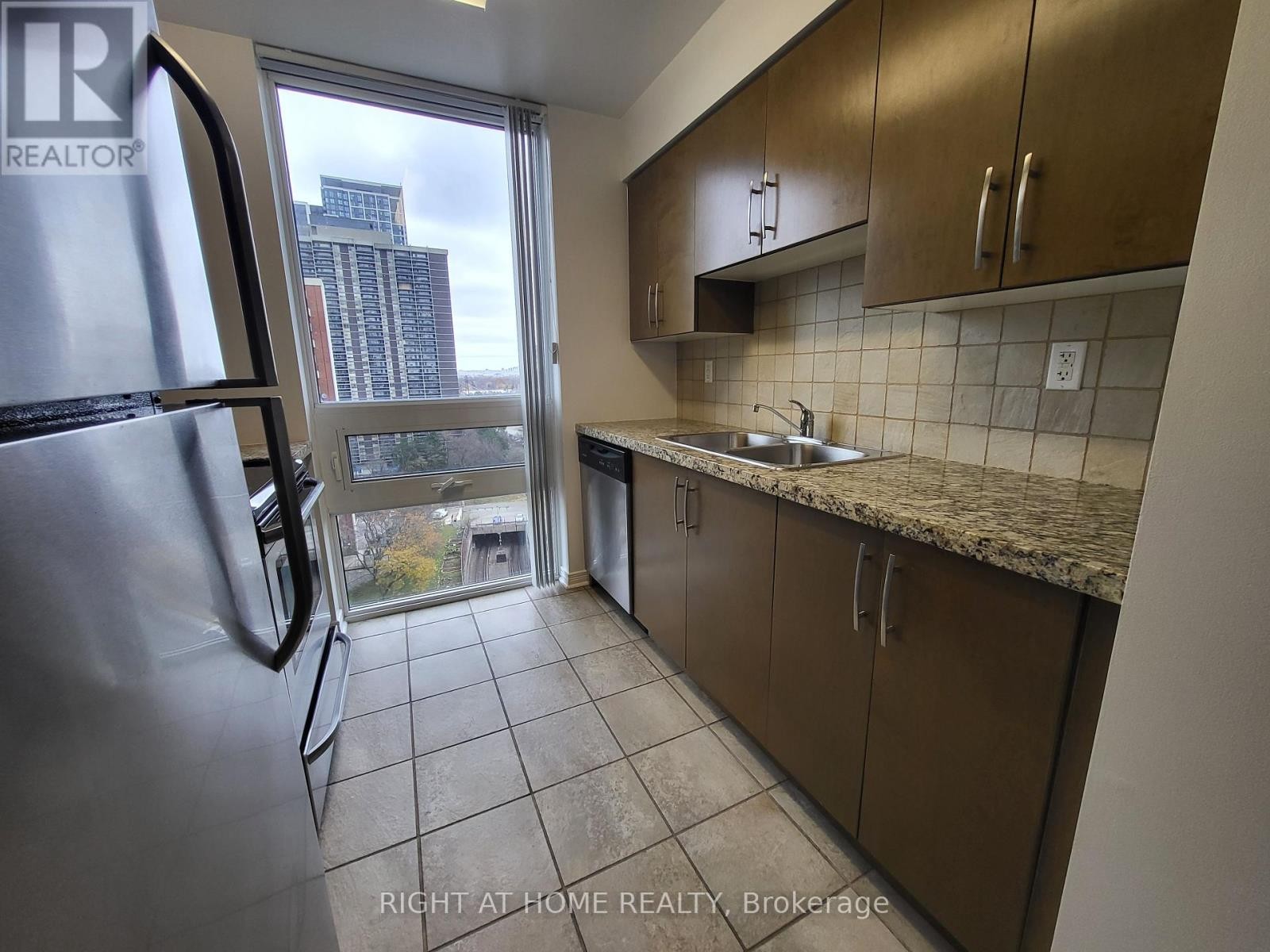 












1403 - 3 MICHAEL POWER PLACE

,
Toronto (Islington-City Centre West),




Ontario
M9A0A2

