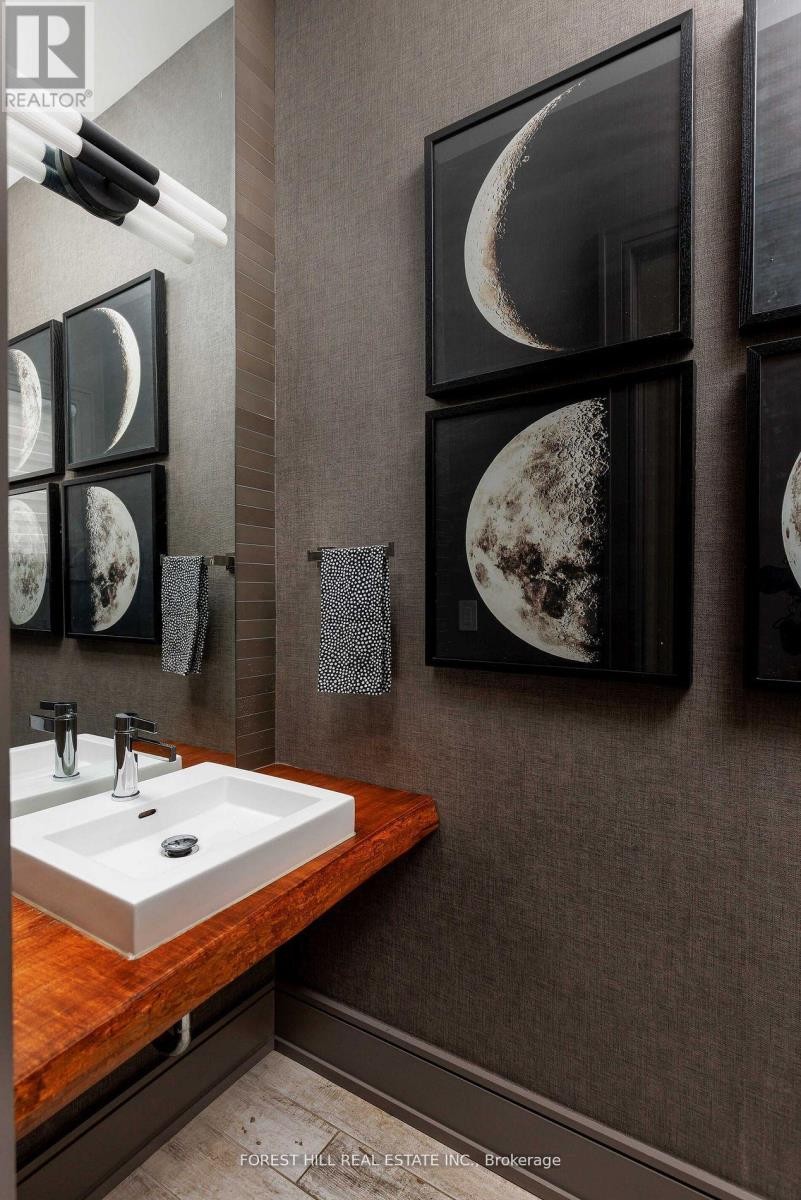 












8 NORA ROAD

,
Toronto (Islington-City Centre West),




Ontario
M9A1C9

