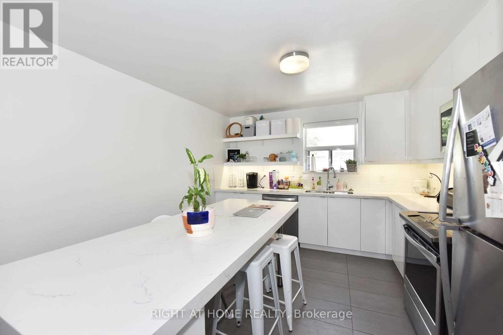 












121 FOURTH STREET

,
Toronto (New Toronto),




Ontario
M8V2Y6

