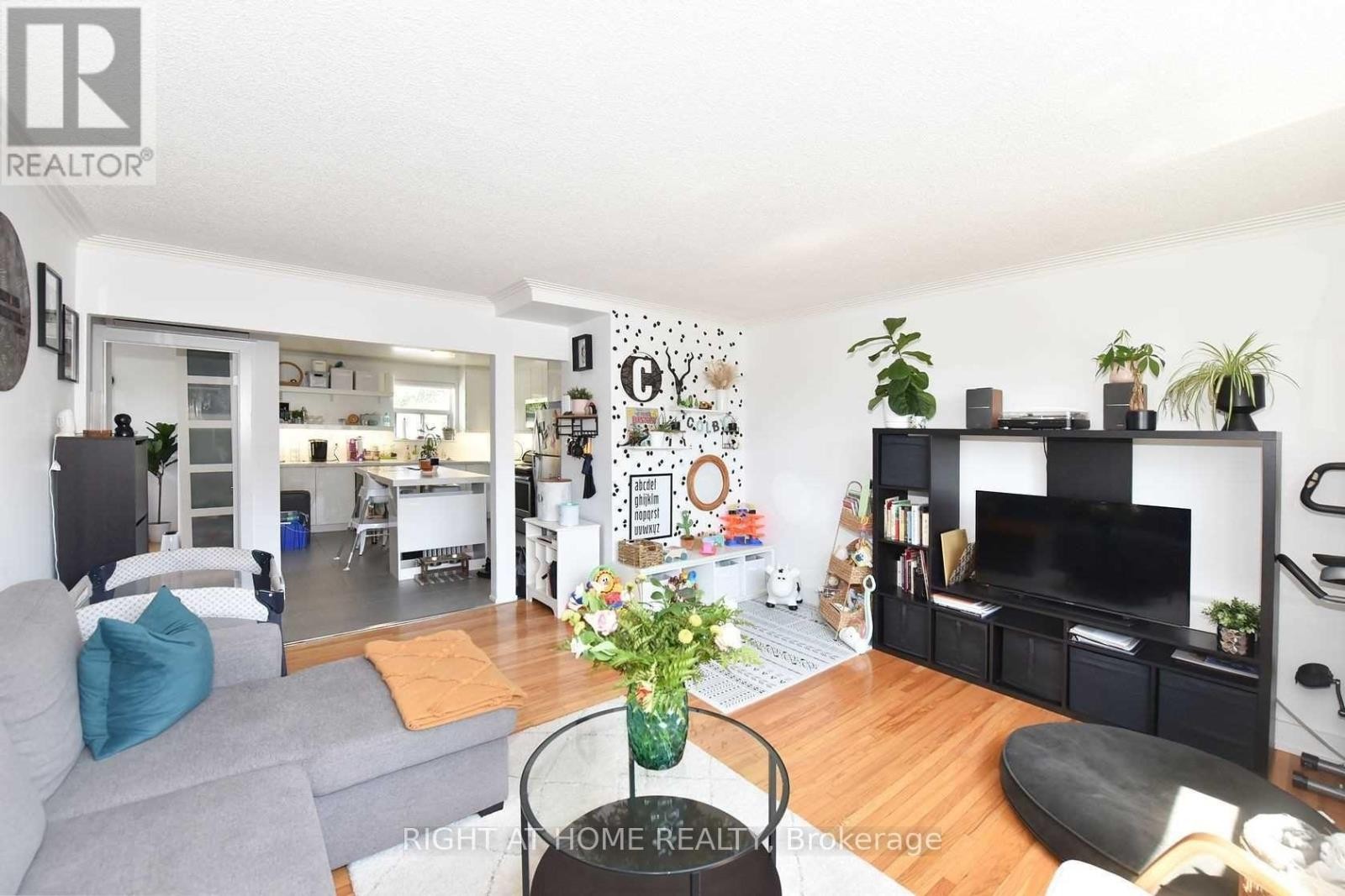 












121 FOURTH STREET

,
Toronto (New Toronto),




Ontario
M8V2Y6


