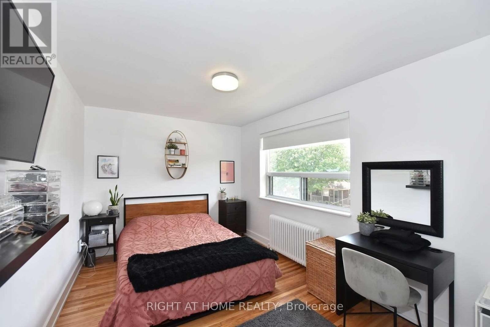 












121 FOURTH STREET

,
Toronto (New Toronto),




Ontario
M8V2Y6

