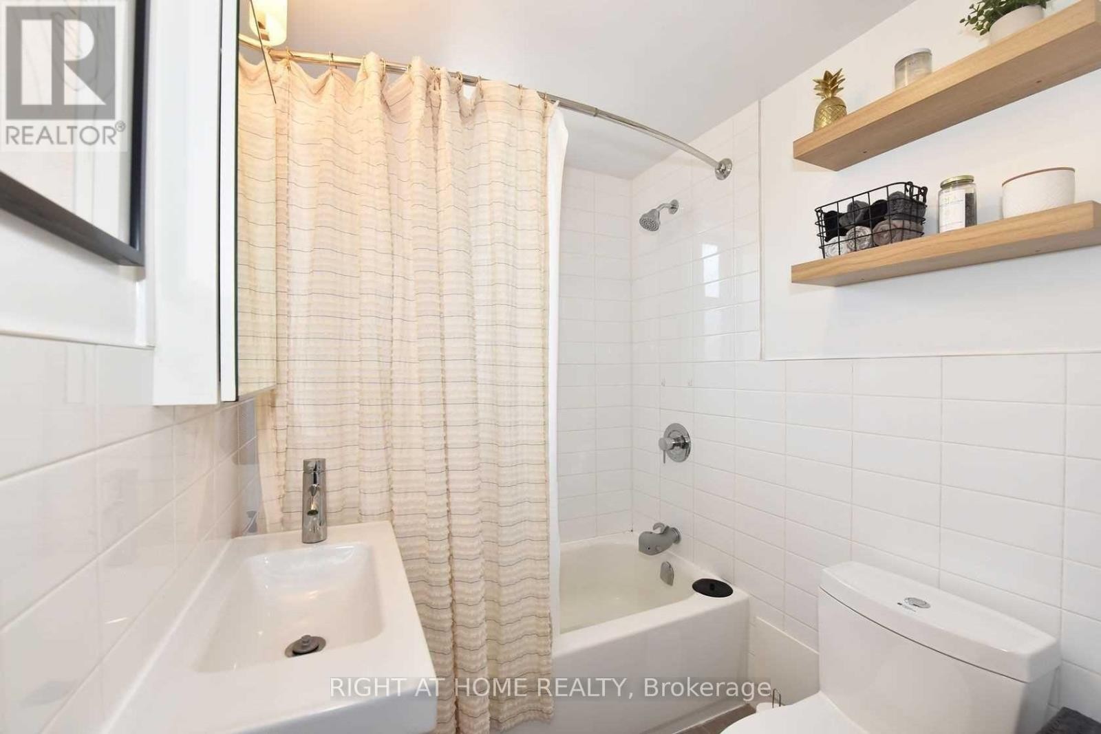












121 FOURTH STREET

,
Toronto (New Toronto),




Ontario
M8V2Y6

