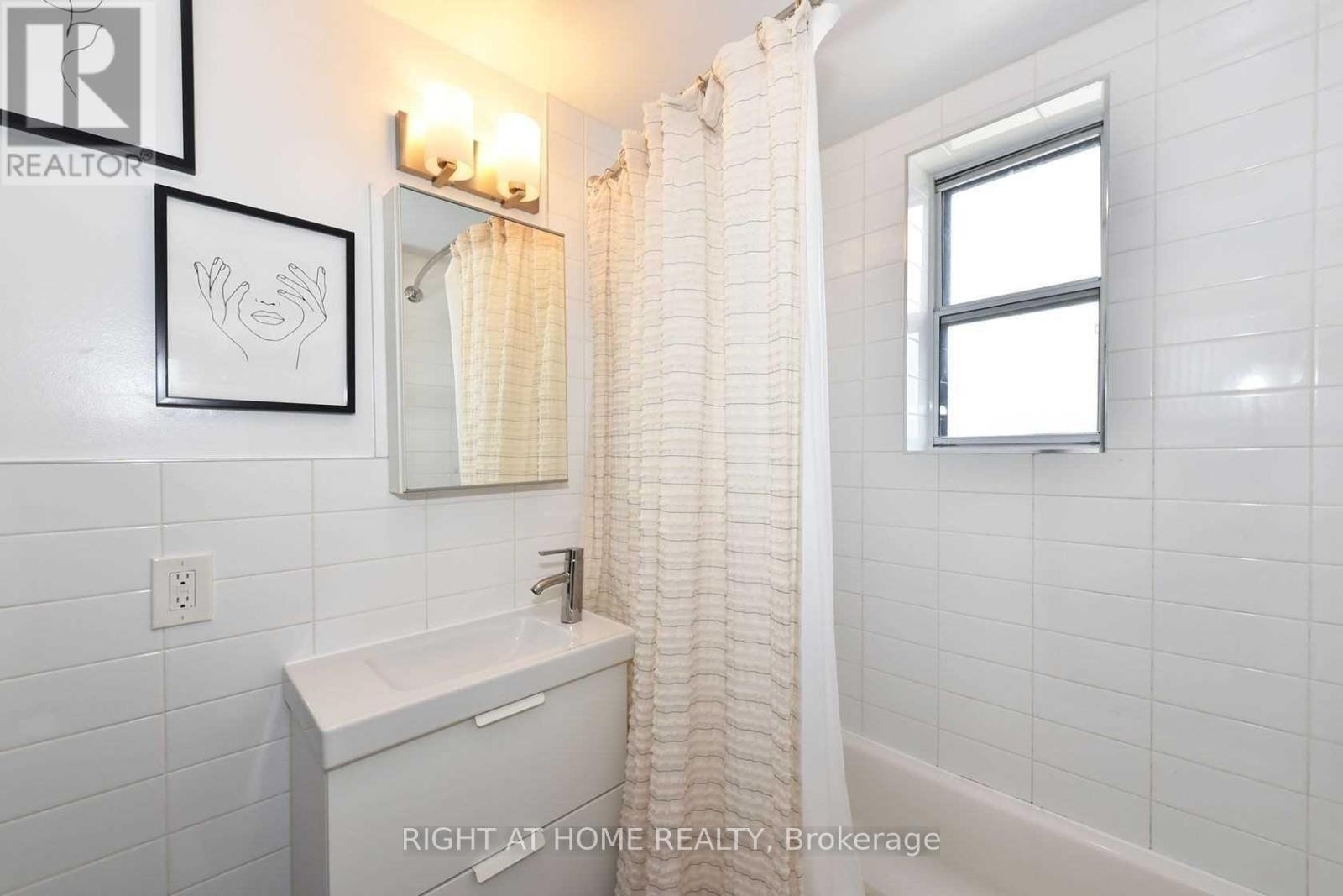 












121 FOURTH STREET

,
Toronto (New Toronto),




Ontario
M8V2Y6

