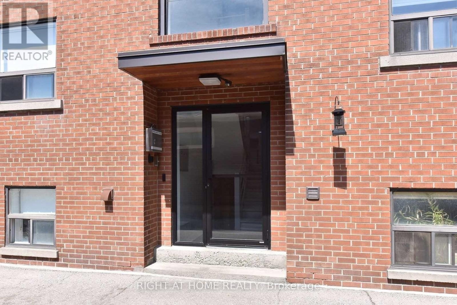 












121 FOURTH STREET

,
Toronto (New Toronto),




Ontario
M8V2Y6

