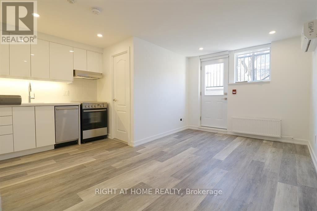 












121 FOURTH STREET

,
Toronto (New Toronto),




Ontario
M8V2Y6

