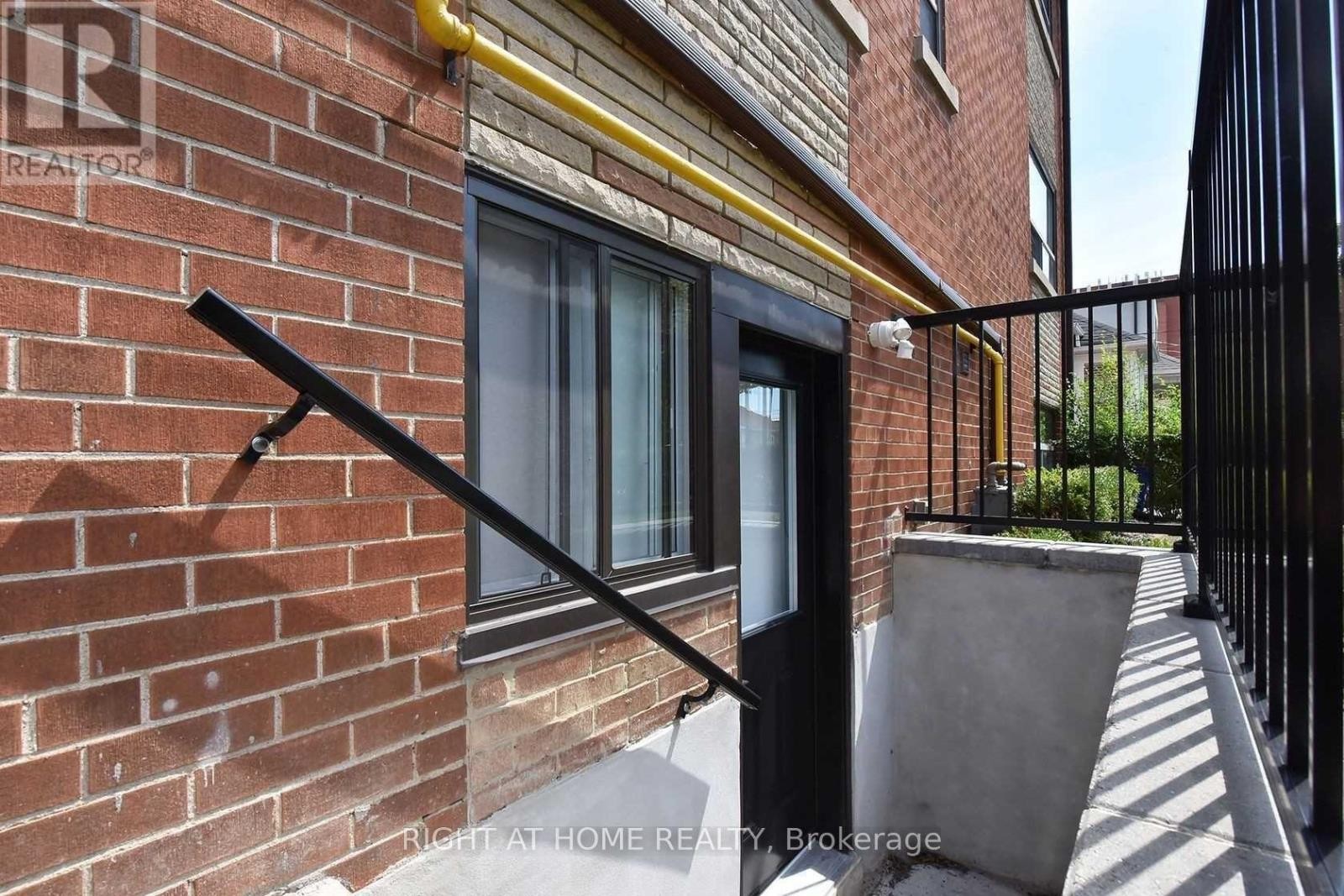 












121 FOURTH STREET

,
Toronto (New Toronto),




Ontario
M8V2Y6

