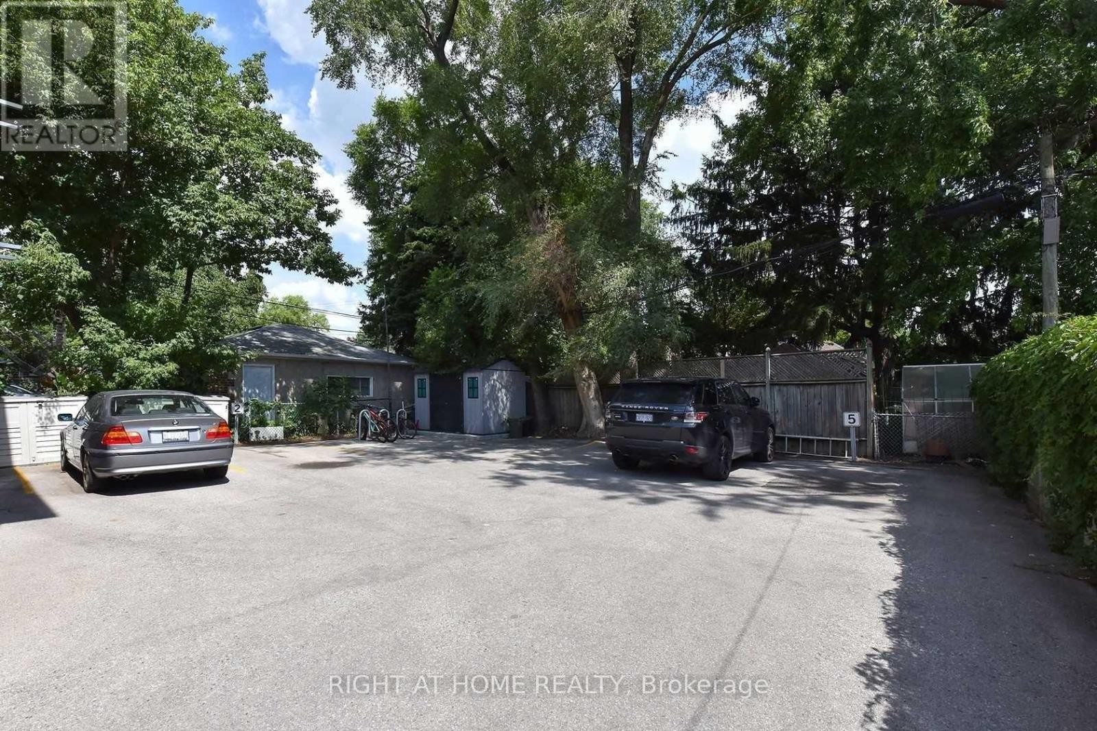 












121 FOURTH STREET

,
Toronto (New Toronto),




Ontario
M8V2Y6

