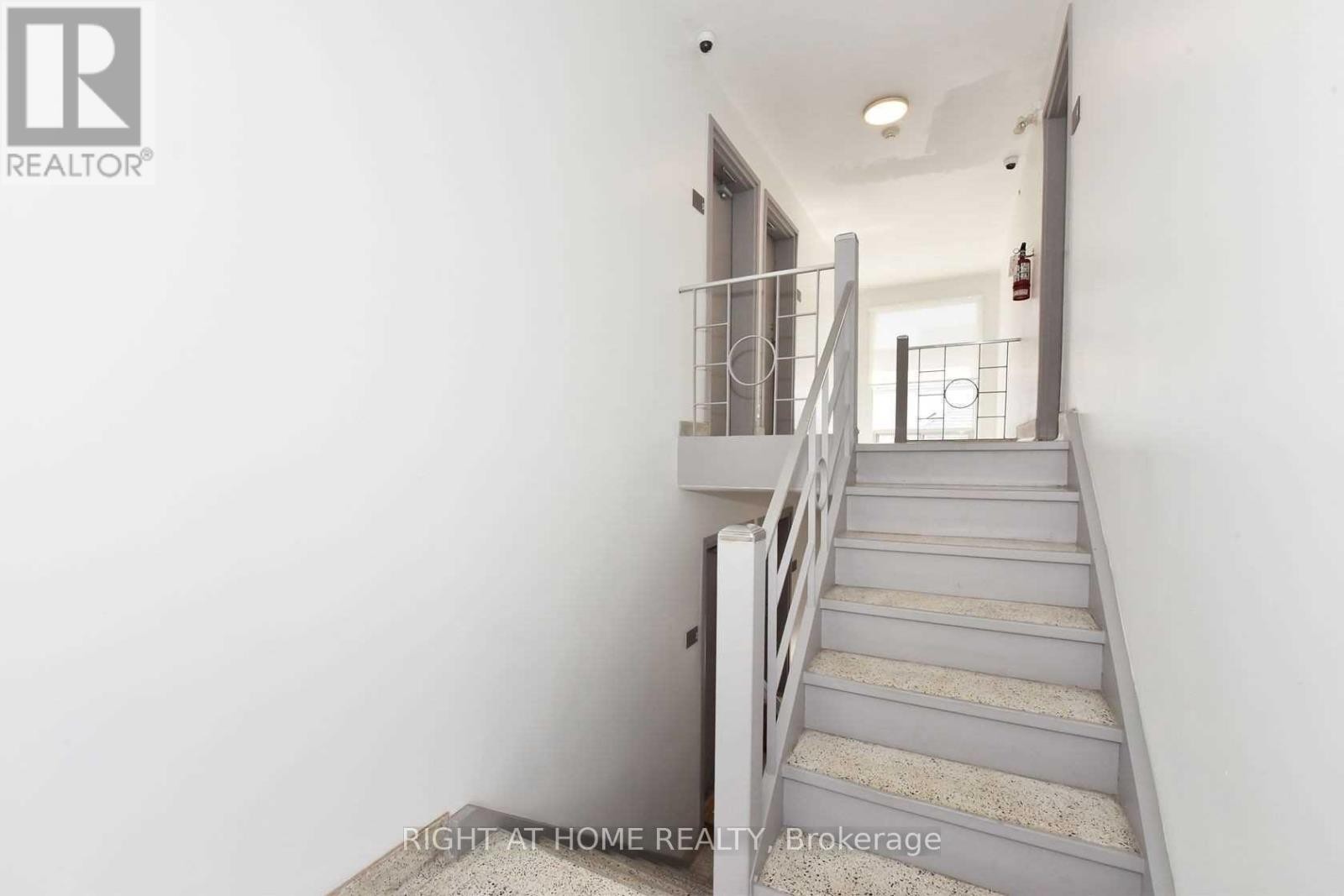 












121 FOURTH STREET

,
Toronto (New Toronto),




Ontario
M8V2Y6

