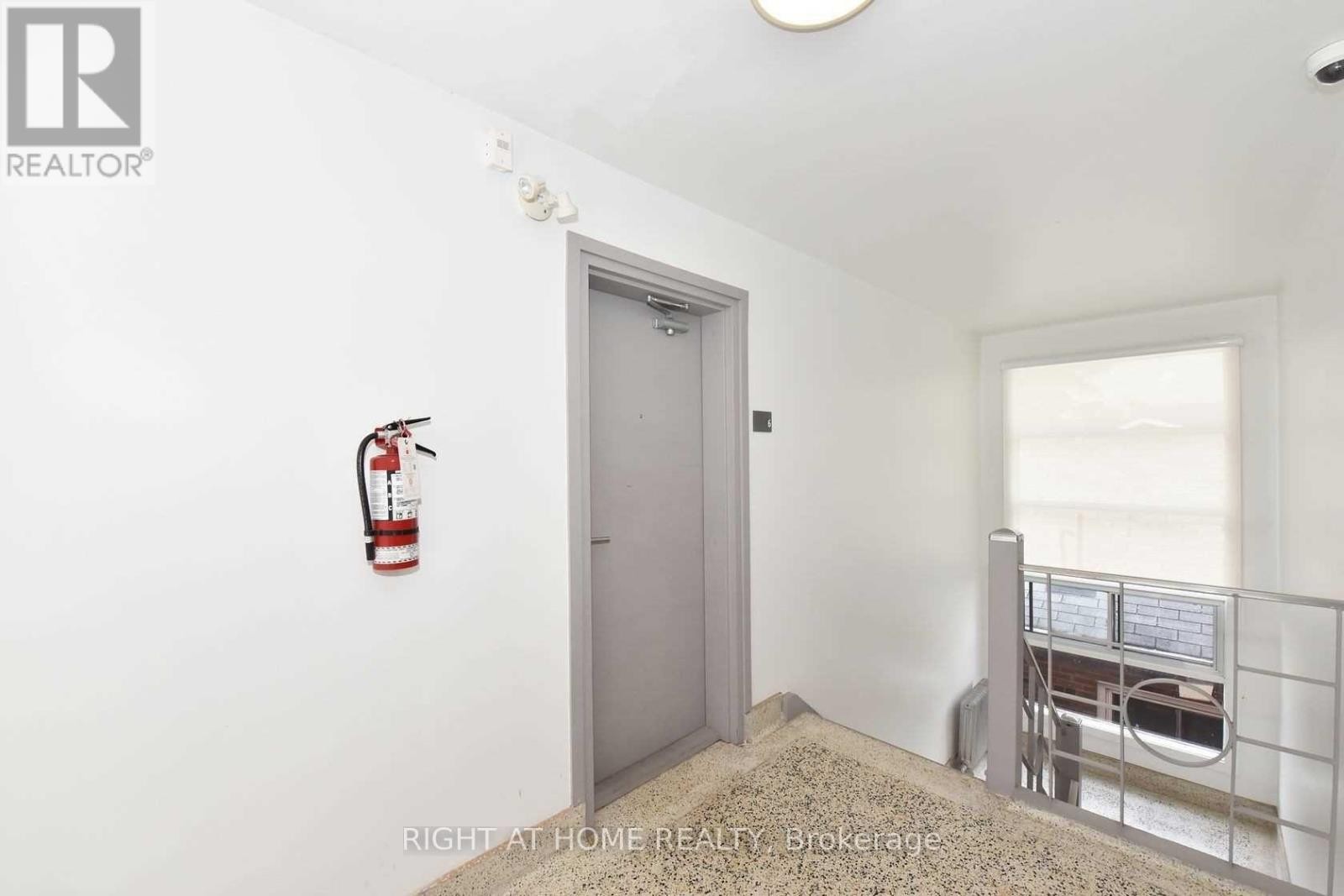 












121 FOURTH STREET

,
Toronto (New Toronto),




Ontario
M8V2Y6

