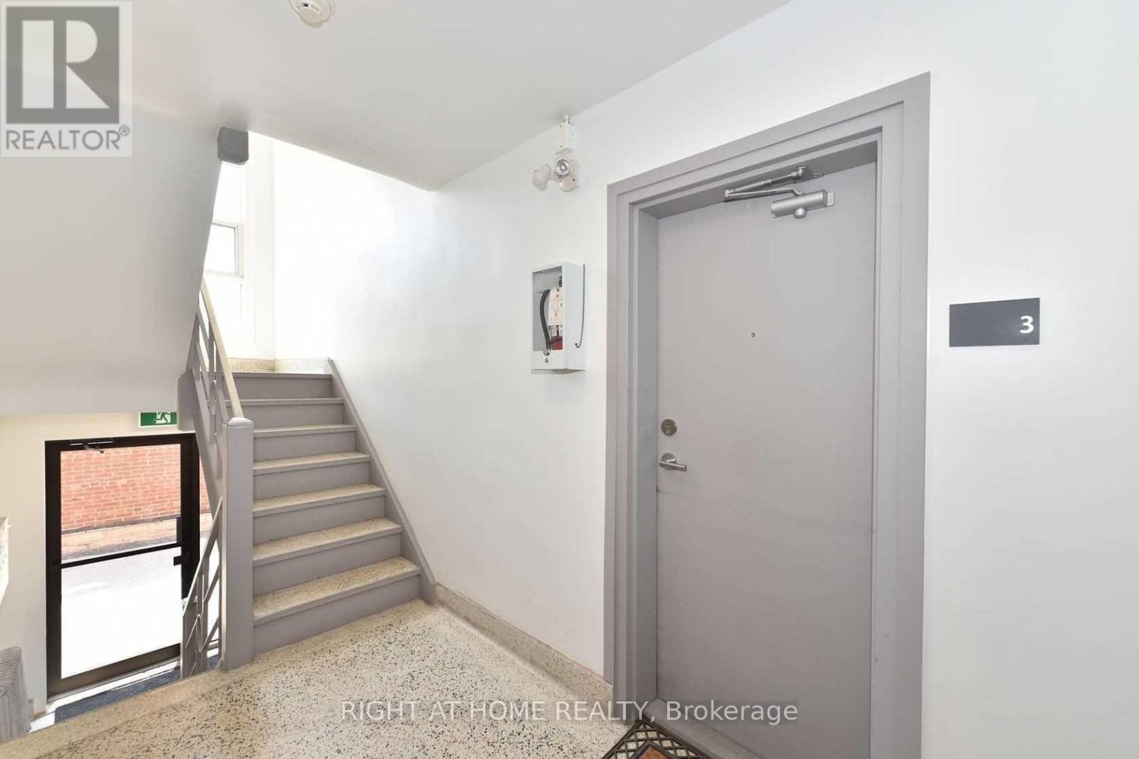 












121 FOURTH STREET

,
Toronto (New Toronto),




Ontario
M8V2Y6

