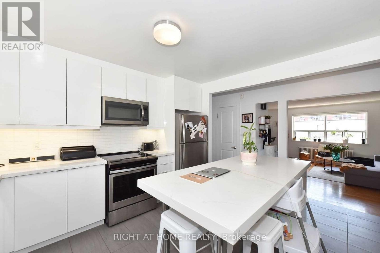 












121 FOURTH STREET

,
Toronto (New Toronto),




Ontario
M8V2Y6


