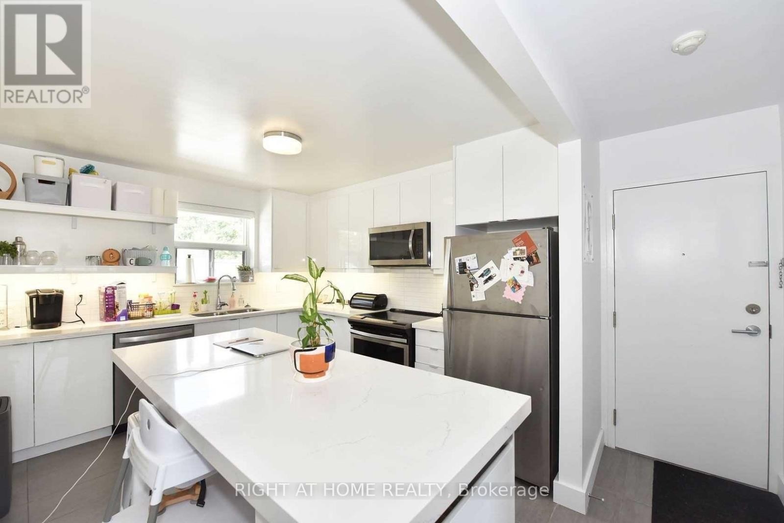 












121 FOURTH STREET

,
Toronto (New Toronto),




Ontario
M8V2Y6

