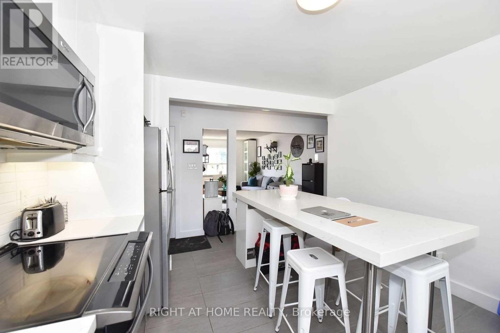 












121 FOURTH STREET

,
Toronto (New Toronto),




Ontario
M8V2Y6

