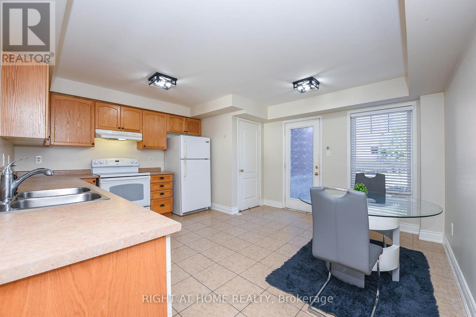 












13 - 3335 THOMAS STREET

,
Mississauga (Churchill Meadows),




Ontario
L5M0N7

