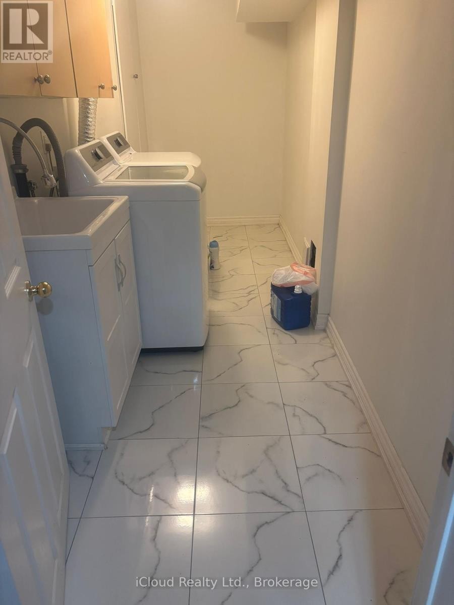 












1185 PRESTONWOOD CRESCENT

,
Mississauga (East Credit),




Ontario
L5V2V3

