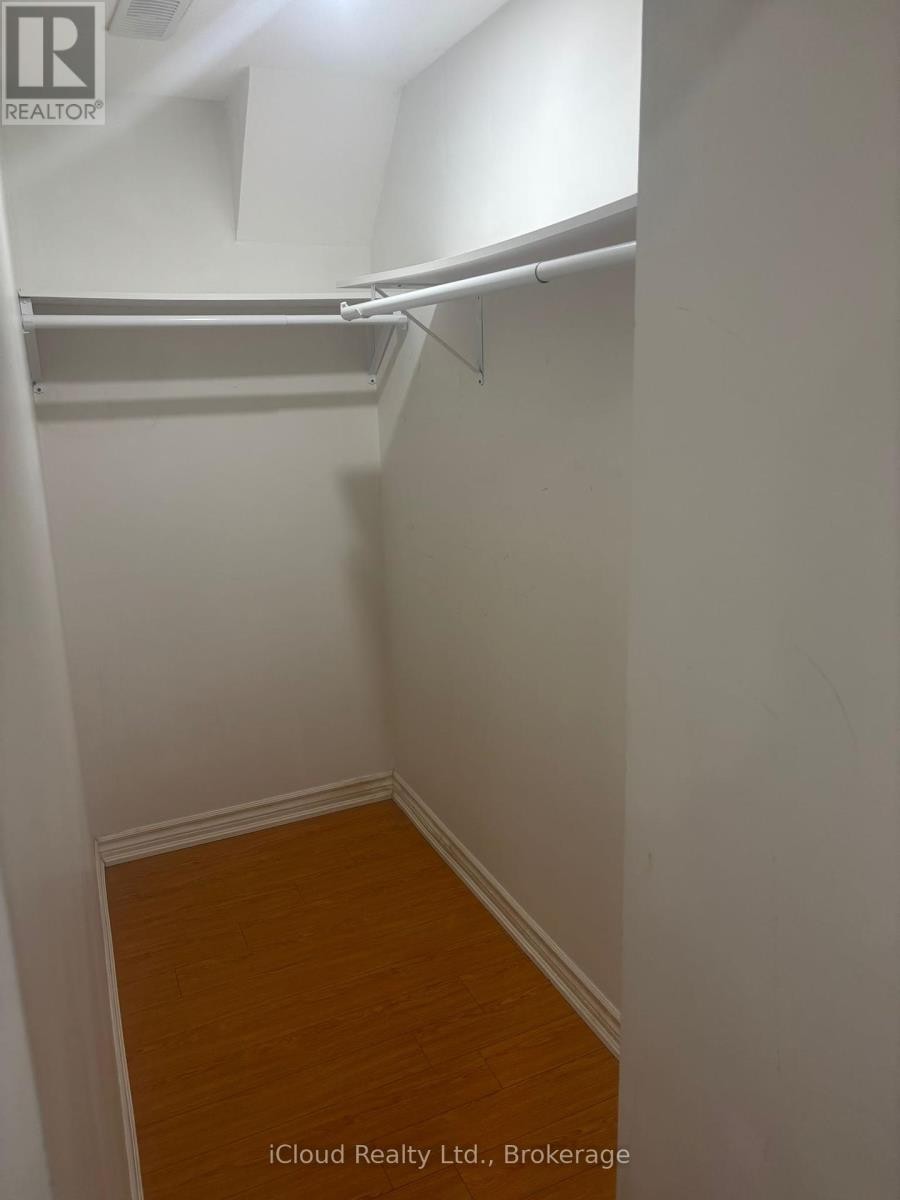 












1185 PRESTONWOOD CRESCENT

,
Mississauga (East Credit),




Ontario
L5V2V3

